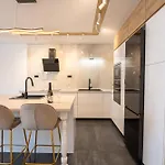 Royal Lux With & Sea View شقة *